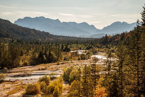 Herbstfarben im Karwendelgebirge an der Grenze zu Deutschland
