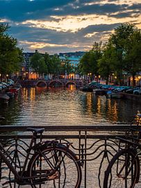 Zonsondergang aan de rivier in Amsterdam