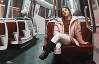 Vrouw in metro. Schilderij door Toon Nagtegaal van Toon Nagtegaal thumbnail