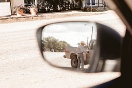 Cowboy dans le rétroviseur latéral d'une voiture sur Moniek Kuipers