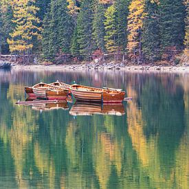Old wooden rowing boats, Lago Di Braies van M. Cornu