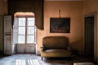 Verlaten Sfeervolle Kamer. van Roman Robroek - Foto's van Verlaten Gebouwen thumbnail