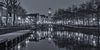 Oudegracht, Zandbrug en Domtoren in Utrecht in de avond - zwart-wit van Tux Photography thumbnail