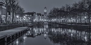 Oudegracht, Zandbrug en Domtoren in Utrecht in de avond - zwart-wit