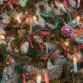 Prachtige antieke kerstballen en kaarsjes in een unieke omgeving van de kerststal met een huiselijke sfeer. van Ad Huijben