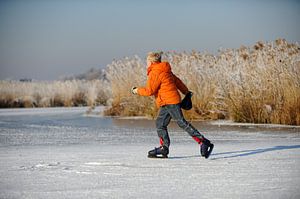 Schaatsende jongen van Merijn van der Vliet