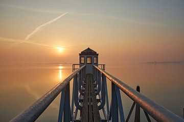 Der alte Leuchtturm im Morgennebel im November. von Auke-Jan Pruis