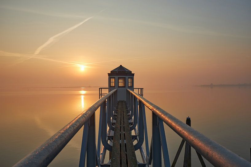 Le vieux phare dans le brouillard du matin en novembre. par Auke-Jan Pruis