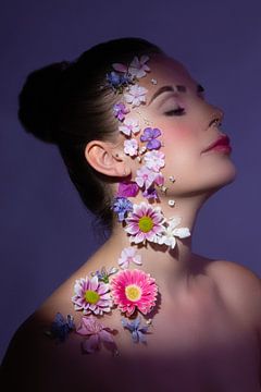 Portret met bloemen van Corine de Ruiter