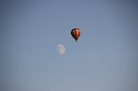 Luchtballon rakelings langs de maan