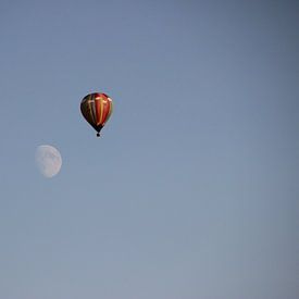 Luchtballon rakelings langs de maan von Jasper van Dijken