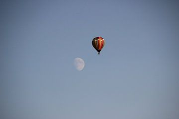 Luchtballon rakelings langs de maan van Jasper van Dijken