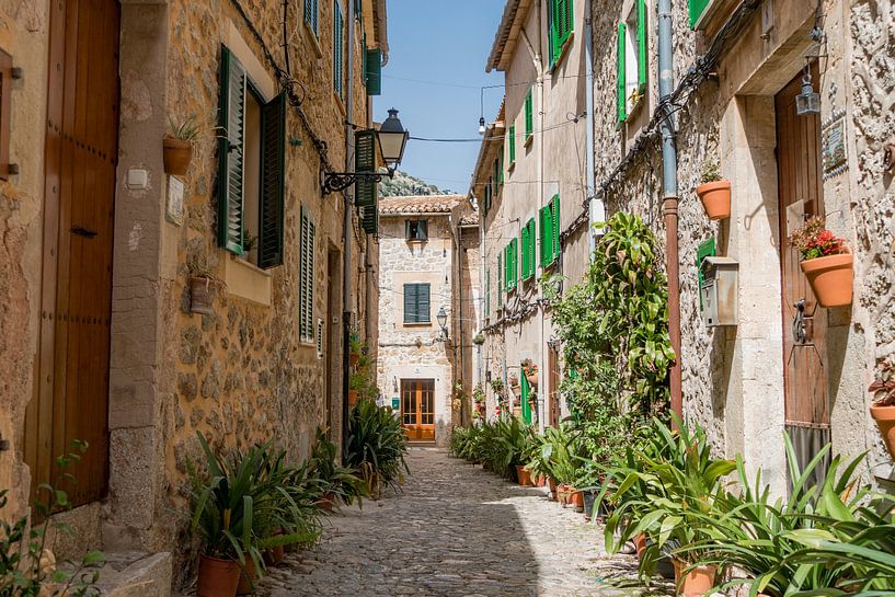 Straat met bloemen en platen op Mallorca van Evelien Oerlemans