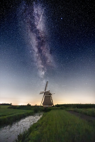 Melkweg boven Friese Poldermolen