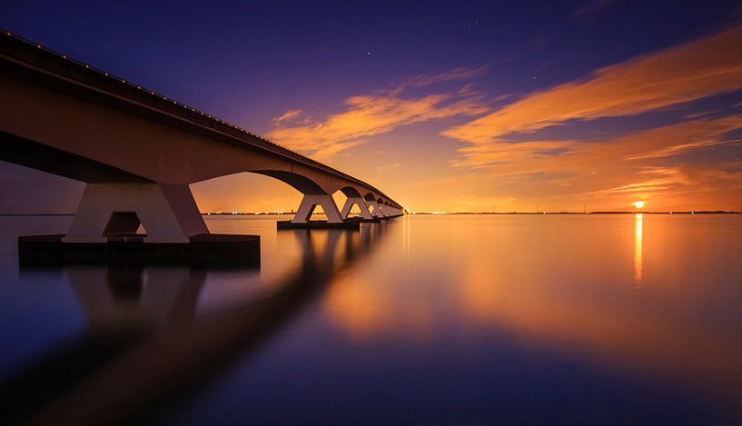 Maansopgang aan de Zeelandbrug. van Sven Broeckx