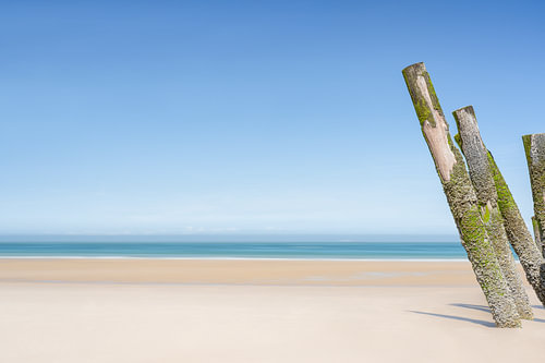 Buhnen am Strand der Opalküste