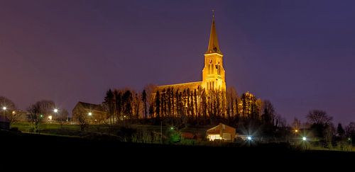 De Sint-Martinuskerk in Vijlen bij nacht