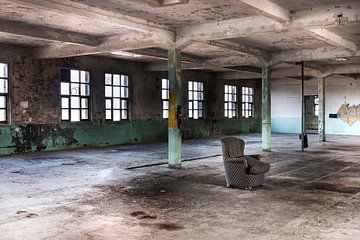 Urban Urbex lege hal met ramen en stoel in gebouw van de KVL (voormalige leerfabriek) in Oisterwijk van Marianne van der Zee