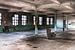Urban Urbex leere Halle mit Fenstern und Stuhl im Gebäude der KVL (ehemalige Lederfabrik) in Oisterw von Marianne van der Zee