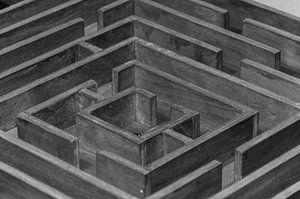 Schwarz-weißes Labyrinth von Mauern