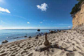 Stenen toren aan het natuurlijke strand Lobbe