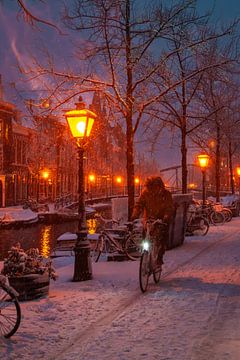 Fietser in een sneeuwbui in het nachtelijke Leiden (0220) van Reezyard