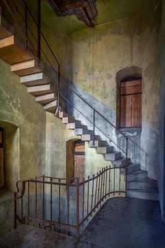 Verlaten trappenhuis in klokketoren van Frans Nijland