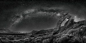 De Melkweg bij de vulkaan Teide op Tenerife in zwart-wit van Manfred Voss, Schwarz-weiss Fotografie