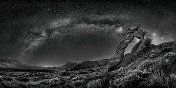 The Milky Way at the Teide Volcano on Tenerife in black and white by Manfred Voss, Schwarz-weiss Fotografie