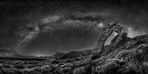 De Melkweg bij de vulkaan Teide op Tenerife in zwart-wit