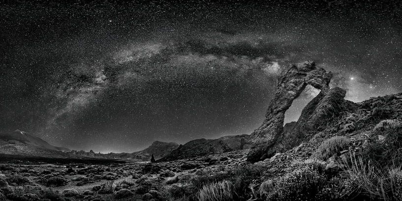 De Melkweg bij de vulkaan Teide op Tenerife in zwart-wit van Manfred Voss, Zwart-Wit Fotografie
