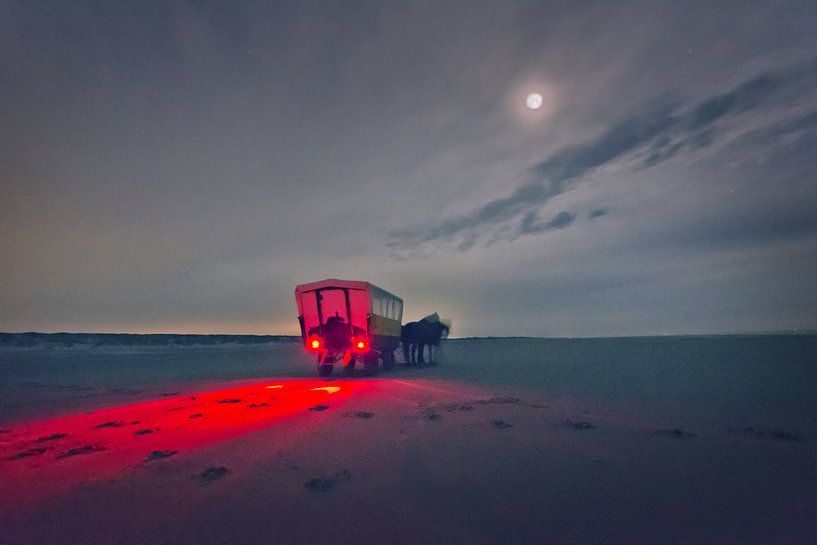 Gedeckter Wagen am Strand bei Mondschein. von Kaap Hoorn Gallery