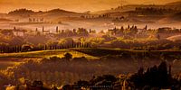 Zonsondergang boven de heuvels in de mist van Toscane - Een Italiaans landschap van Bas Meelker thumbnail
