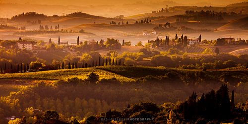 Zonsondergang boven de heuvels in de mist van Toscane - Een Italiaans landschap