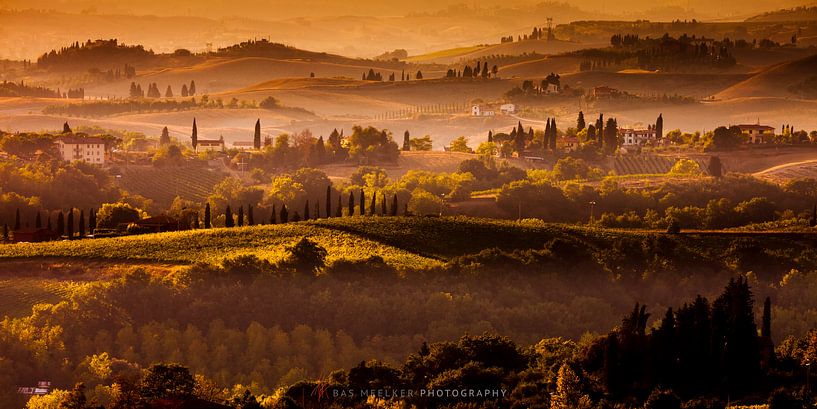 Sunset over the hills in the fog of Tuscany - An Italian landscape by Bas Meelker