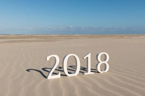 Tekst tweeduizend achttien op een strand