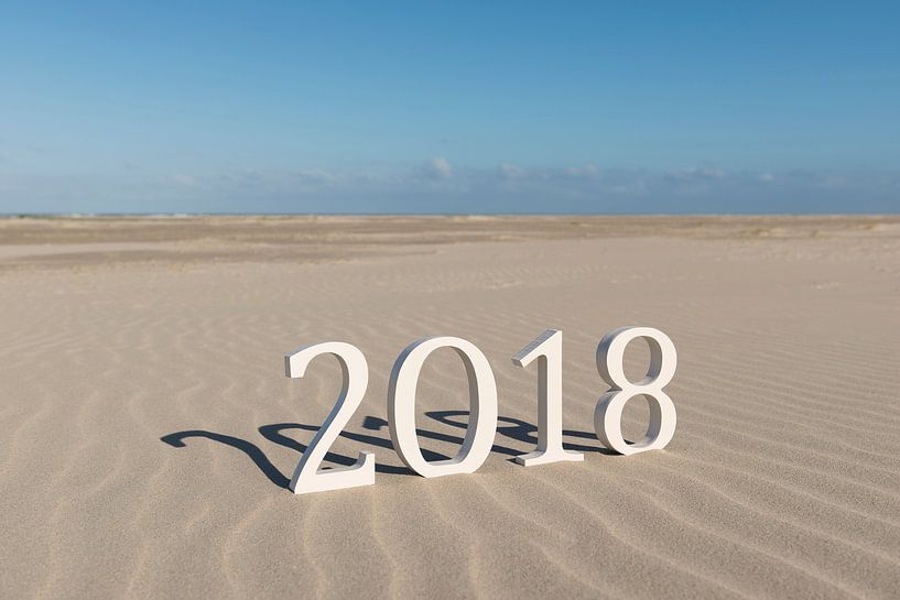 Tekst tweeduizend achttien op een strand van Tonko Oosterink