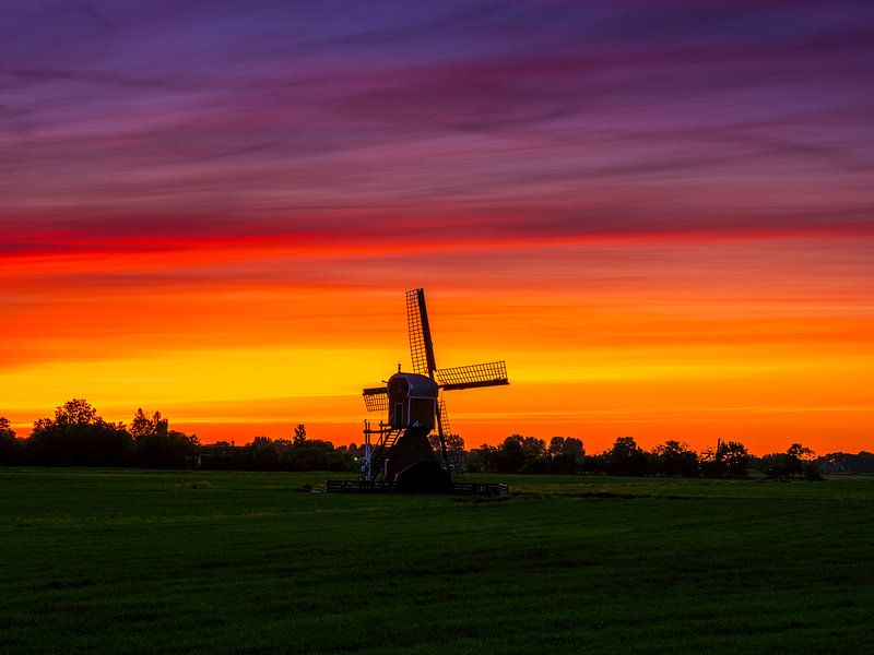 windmolen bij zonsopgang in Nederland. van Ruurd Dankloff