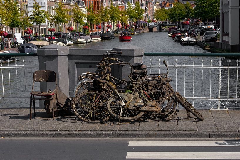 Vélos retirés du canal à Leyde par Henk Wijnhout
