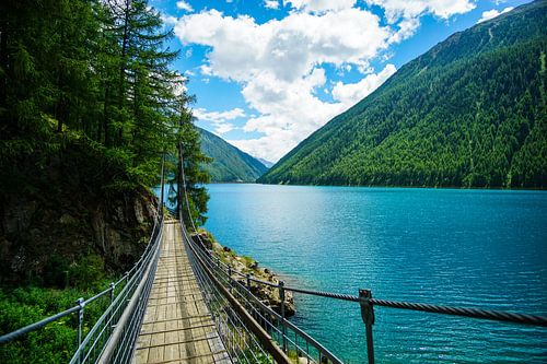 Een brug over het glanzende Meer van Vernagt