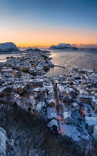 Winter landschap over Ålesund vanaf Fjellstua tijdens zonsondergang, Noorwegen