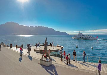 Die Statue von Freddie Mercury am Kai, ein Ausflugsboot fährt vorbei, Montreux, Waadt, Schweiz