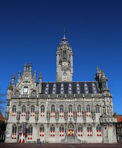 Stadhuis van Middelburg onder een blauwe lucht
