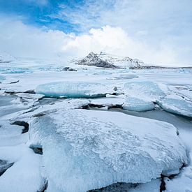 Ijsschotsen meer Fjallsarlon. Besneeuwd. van Danny Leij