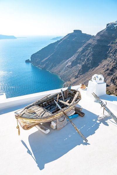 vieux bateau à Santorin par Leo Schindzielorz