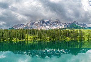 Der Karersee in den Dolomiten oder Karersee im Frühling