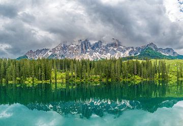 Der Karersee in den Dolomiten oder Karersee im Frühling von Sjoerd van der Wal Fotografie