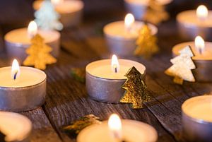 Adventskerzen leuchten, Weihnachtskerzen brennen in der Nacht von Alex Winter