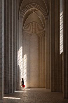 Danemark, Copenhague, une femme se tient debout à la lumière du soleil dans la Grundtvigskirke