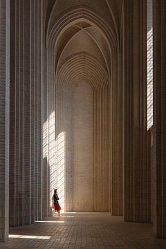 Denemarken, Kopenhagen, vrouw staat in het zonlicht in de Grundtvigskirke van Anke de Groot